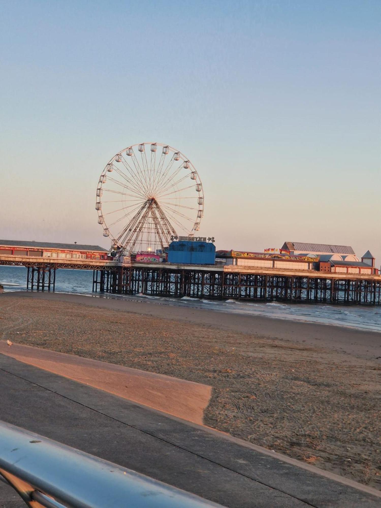 Fern Villa Hotel - Albert Road Blackpool Esterno foto